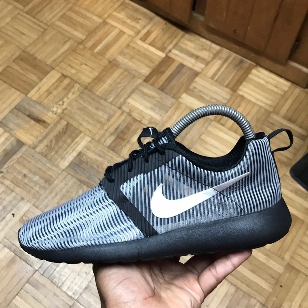 Nike Roshe Run Flight Weight “Black Silver”